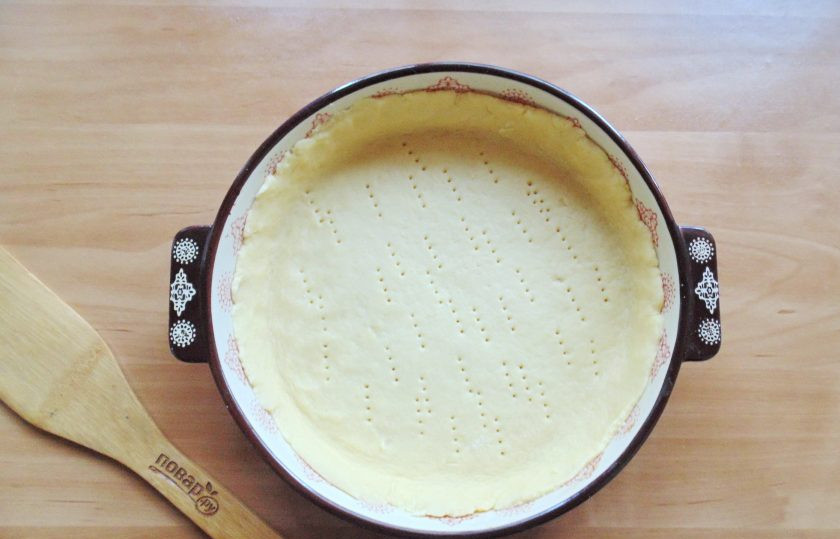 1. Этап. Киш с брокколи и шпинатом: Раскатайте тесто немного больше диаметра формы. У меня он 20 сантиметров. Выложите его в форму так, чтобы образовался бортик. Наколите тесто вилкой.