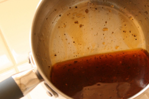 1. Этап. Соус для мяса в духовке: Вот из него мы и приготовим простейший, но вкусный соус. Сливаем соус в сотейник.