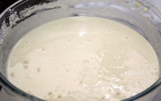 1. Этап. Блины на кефире и ряженке: 2. Перемешаем тщательно тесто, и пусть оно постоит хотя бы полчаса в холодильнике.