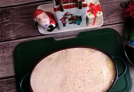 1. Этап. Картофельная запеканка с консервированным тунцом: Последний слой - выливаем равномерно по всей поверхности слоя картофеля слой из яйца со сливками. Вот на количество данных мной ингредиентов моя форма подошла только-только. Форму ставим в духовку на противне, выставив Т-180 С и время 30 минут. В принципе у нас все ингредиенты уже готовы, нам нужно только, чтобы приготовился верхний слой из яйца. Держим в духовке запеканку до красивого румяного цвета.