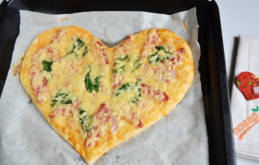 1. Этап. Пицца на 14 февраля: 8. Разогрейте духовку до 200 градусов, выпекайте пиццу минут 10-12, до золотистой корочки теста и расплавления сыра.