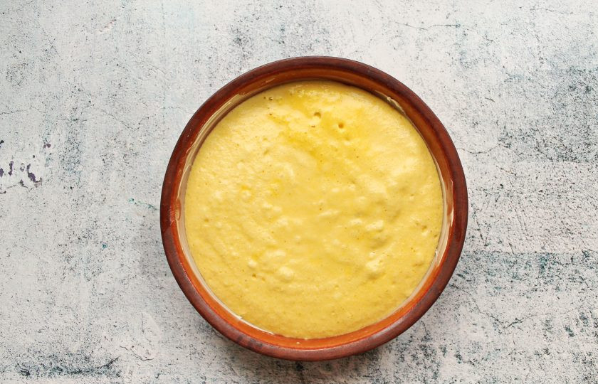 1. Этап. Старорусская драчена: Высокую форму для запекания смажьте сливочным маслом и вылейте яичную массу.