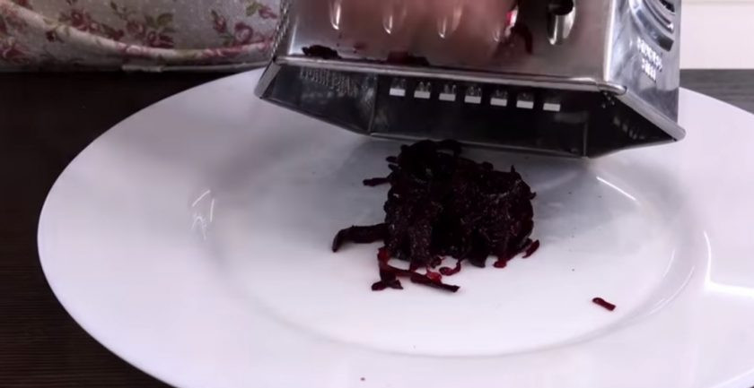 1. Этап. Закуска Ленивая шуба: 1. Отварные яйца аккуратно разрежьте на две части вдоль, отделив желток от белковой основы. Желток разомните вилкой. Отварную свеклу натрите на крупной терке.