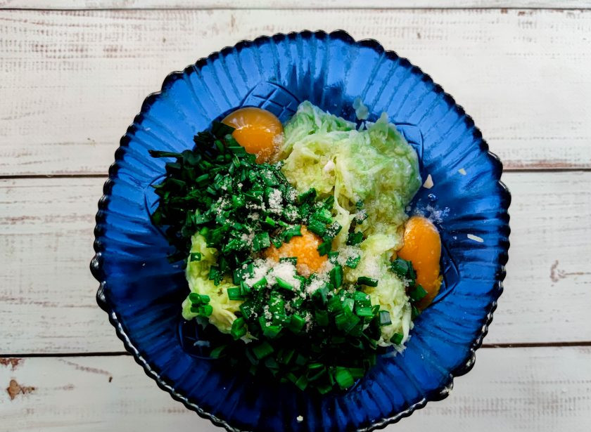 1. Этап. Котлеты из кабачков на пару: К овощам добавьте яйца, мелко рубленую зелень, соль, специи и хорошо перемешайте.