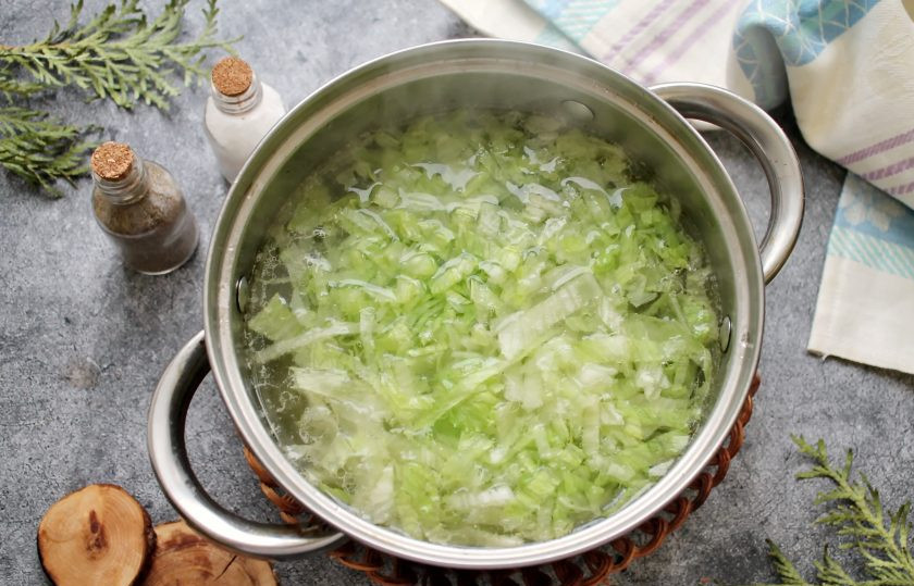 1. Этап. Щи из молодой капусты с курицей: Молодую капусту порежьте соломкой и выложите в бульон с картофелем. Варите после закипания в течение 5 минут.