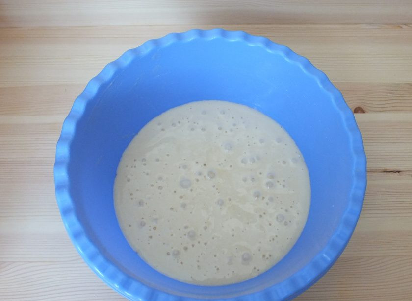 1. Этап. Заливной пирог с клубникой: Готовое тесто отложите в сторону. Включите духовку на 180 градусов.