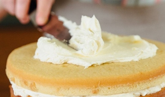 1. Этап. Торт Шикарный: 8. Творожный сыр взбейте с сахарной пудрой, промажьте коржи. При желании этот десерт может быть и с другим кремом, который вам больше по вкусу.