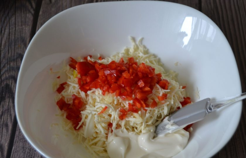 1. Этап. Сырная закуска Мандарины: Измельчите половинку болгарского перца, добавьте к сыру, добавьте майонез, хорошо размешайте сырную массу.