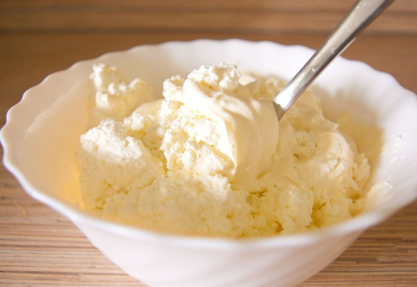 1. Этап. Сливочно-творожный мусс: 2. Добавляем сметану (20% жирности), начинаем замешивать мусс.