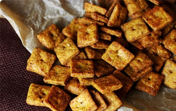 1. Этап. Сырные крекеры с чили: 5. Выложите на противень и выпекайте минут 12 до румяности. Вот такие нереально аппетитные и вкусные сырные крекеры с чили получились.