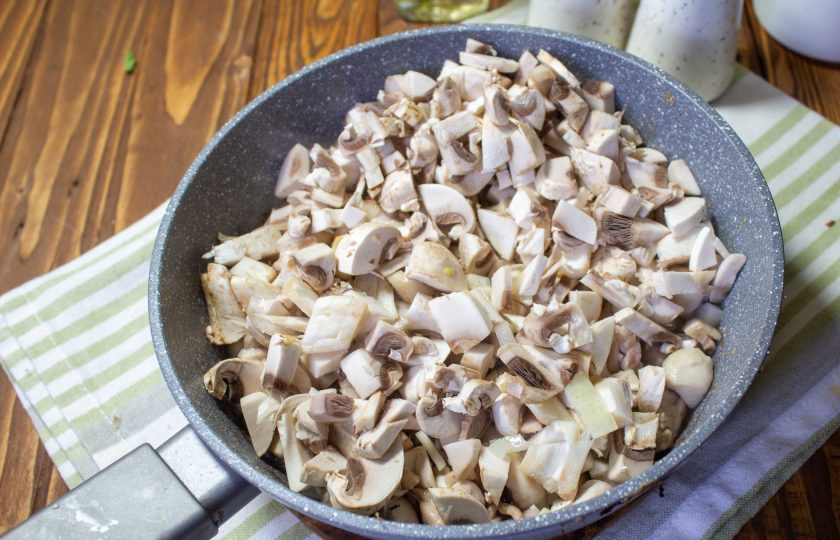 1. Этап. Жульен с курицей и грибами в формочках для кекса: Добавьте мелко нарезанные грибы и готовьте 3-5 минут, до мягкости грибов.