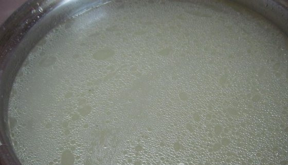 1. Этап. Сырный суп с крабовыми палочками: Для этого вам рецепта вам понадобится уже готовый несоленый бульон из курицы. Варить его лучше с косточками, чтобы он был насыщенным. Процедите бульон, налейте его в кастрюльку, доведите до кипения на небольшом огне.