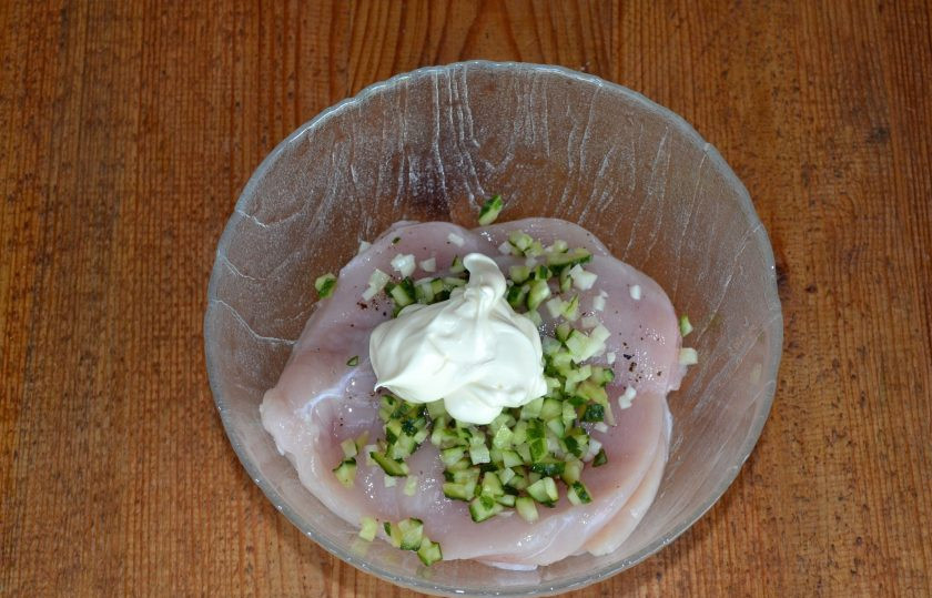 1. Этап. Куриная грудка на мангале: Добавьте немного майонеза.