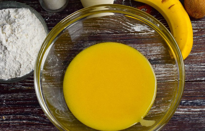 1. Этап. Медовик с бананом и киви: Перелейте растопленную массу в миску.