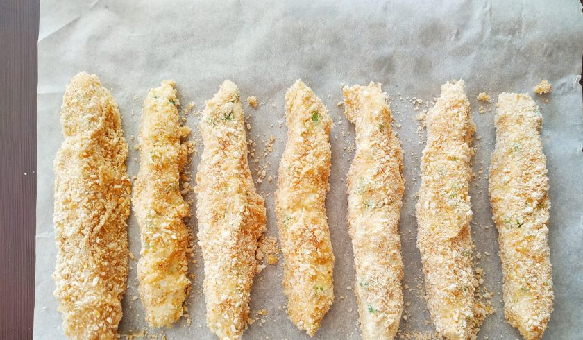 1. Этап. Яичные палочки: Обваляйте в сухарях все палочки и положите на противень, застеленный пергаментной бумагой.