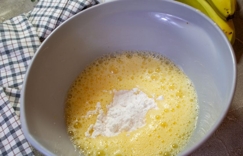 1. Этап. Шоколадный рулет без муки: К яйцам добавьте сахарную пудру.