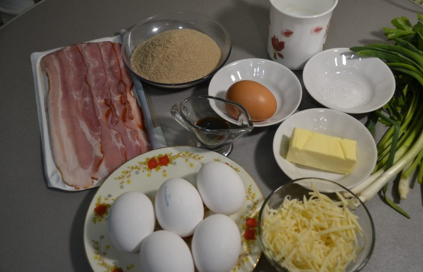1. Этап. Яичница в блинах: Подготовьте продукты в соответствии с рецептом.