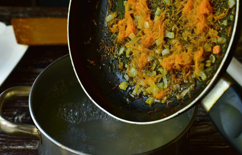 1. Этап. Суп с ракушками: Выложите в суп ракушки и подготовленную зажарку. Варите его еще 5 минут. После этого отключите огонь и дайте ему постоять еще 5 минут.