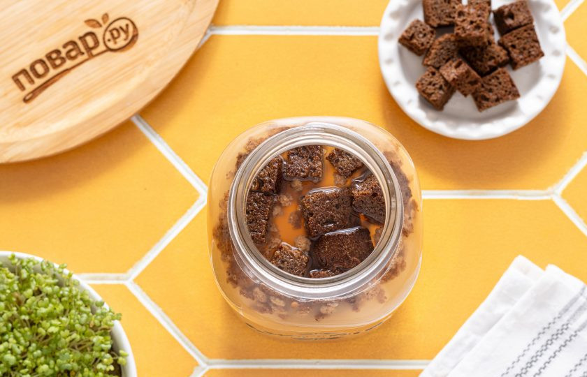 1. Этап. Закваска для кваса на дрожжах: Влейте теплую воду. Накройте банку марлей и оставьте для брожения на 1-2 дня.