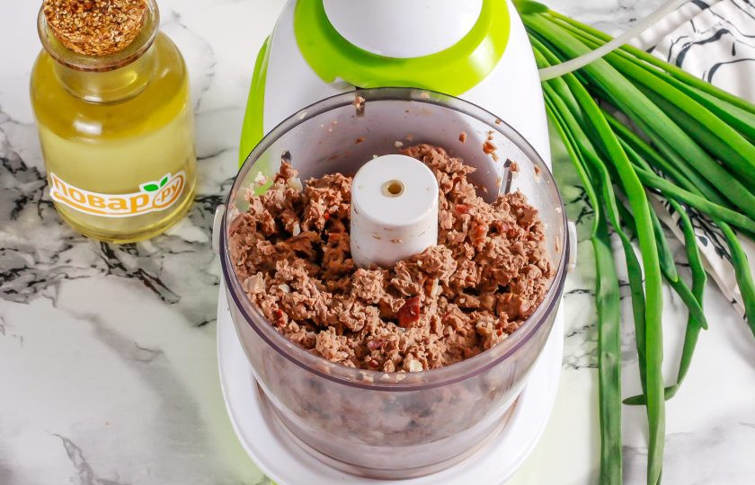 1. Этап. Блинчики со свиным сердцем: Затем слегка остудите его и нарежьте кубиками или ломтиками. Высыпьте нарезку в чашу измельчителя и пробейте примерно 3-4 минуты, получая вкусный фарш. Если любите пастообразный фарш, то влейте немного бульона, в котором варилось сердце. Но только вливайте по столовой ложке, иначе фарш получится жидким.