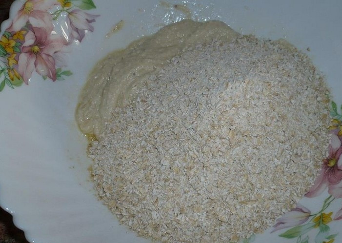 1. Этап. Овсяное печенье с творогом и бананом: Разогрейте духовой шкаф до 180 градусов. Смешайте овсяную и творожную массы в однородное тесто. Сформируйте из него печеньки, выложите их на противень, застеленный пекарской бумагой.