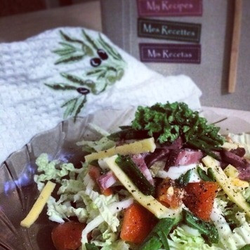 1. Этап. Салат Вкусно-Быстро: Салат формируем, как вам нравится, раскладываем овощи, колбасу, яйца и сыр на капусту, добавляем немного сырного соуса и уже сверху прячем его под зеленью, поливаем немножко оливковым маслом, по вкусу соль перец. Перед тем как кушать, все смешиваем!