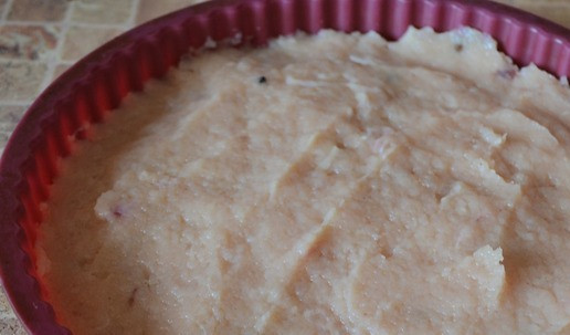 1. Этап. Курино-творожный торт: Выложить фарш ровным слоем в форму для выпечки. Запекать в духовке при 180° до румяной корочки.