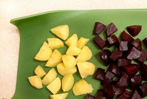 1. Этап. Новогодние шары из тунца и овощей: Свеклу и картофель отварить до готовности, остудить, почистить и нарезать кусочками.