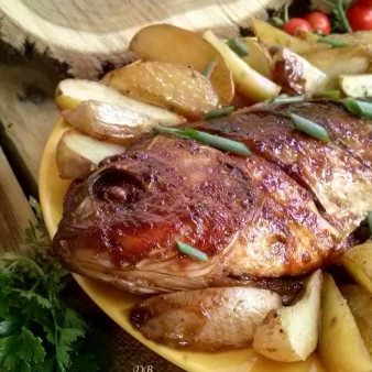 Сазан с овощами в духовке
