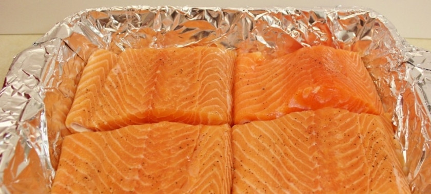 1. Этап. Стейк из лосося в духовке: Разогрейте духовку. Оберните противень фольгой и выложите стейки лосося. Смажьте оливковым маслом, приправьте солью и перцем. Поместите в духовку на 10-25 минут, готовьте до появления золотистой корочки.