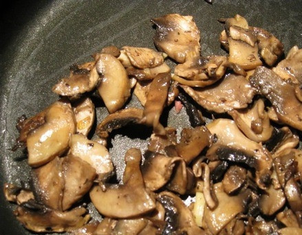 1. Этап. Пицца Ассорти: Грибочки хорошенько промойте. Для этого их лучше замочить на короткий период в прохладной воде, а затем почистить их ножом. Нарежьте их на кусочки и обжарьте на сковороде до золотистого цвета на растительном масле.