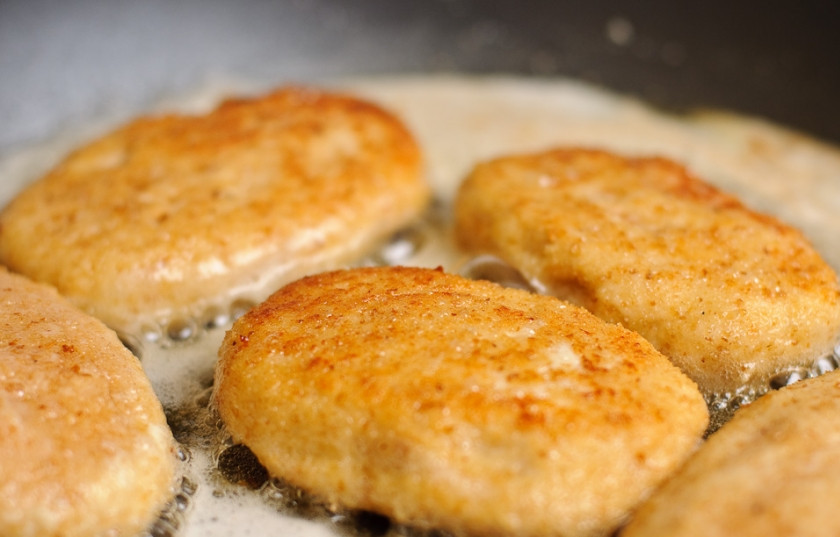 1. Этап. Куриные котлеты с плавленым сыром: 12. Куриные котлеты должны выглядеть так, как показано на картинке.