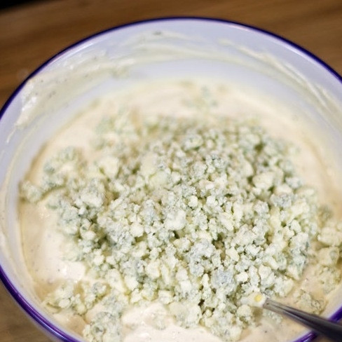 1. Этап. Дип из сыра фета: Наконец, добавляем раскрошенный сыр фета.