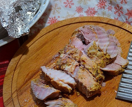 1. Этап. Буженина из индейки в соусе: Мясо нарезать крупными кусками.