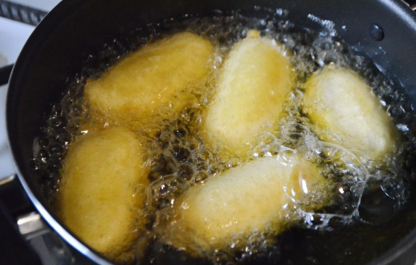 1. Этап. Мини корн-доги: Жарьте корн-доги по 3-4 минуты в кипящем масле.