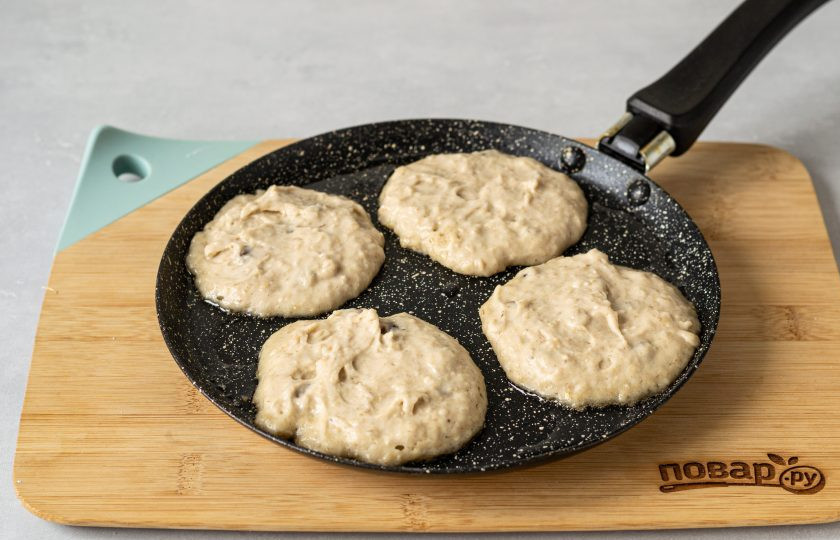 1. Этап. Постные овсяные оладьи: Обжарьте оладьи на среднем огне с маслом с двух сторон до золотистого цвета.