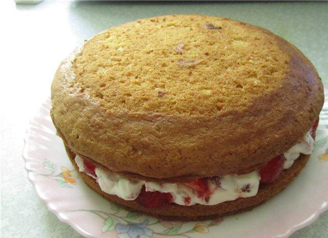 1. Этап. Английский бисквит: Выкладываем клубничную начинку на одну половинку бисквита, другой половинкой накрываем сверху.