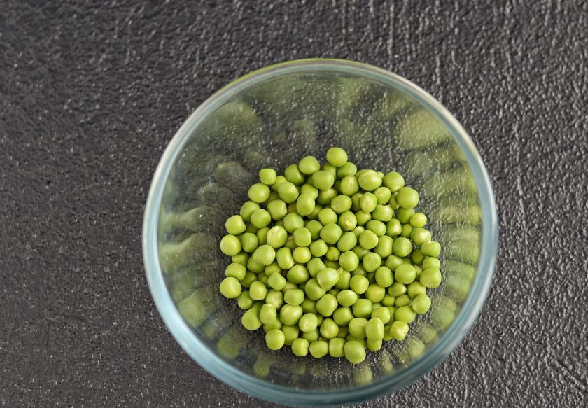 1. Этап. Салат из горошка и фасоли: Очистите горох от стручков.