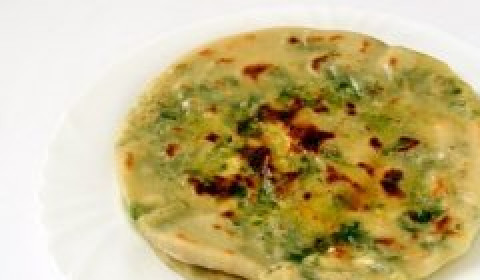 1. Этап. Хычины с сыром: Снимаем хычин со сковороды на тарелку и смазываем растопленным сливочным маслом. Пока жарится следующий, хычин нужно накрыть фольгой или крышкой соответствующего размера.