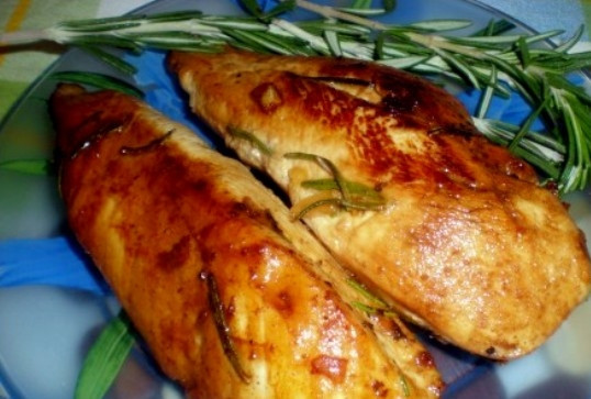 1. Этап. Куриная грудка в медово-розмариновом маринаде: Потом в сковороду влейте маринад и немного воды. Доведите блюдо до кипения, и далее тушите курицу ещё 10 минут. Всё готово! Приятного аппетита!