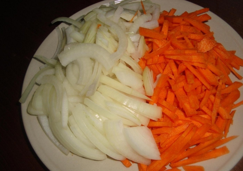 1. Этап. Треска под сметанным соусом: 2. Чищу луковицу и морковку, нарезаю лук полукольцами, а морковь — соломкой. Обжариваю овощи до мягкости на отдельной сковороде.