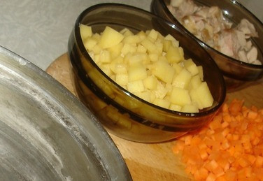 1. Этап. Жемчужная каша Кирзуха: Нарежьте мелко-мелко на свой вкус картофель лук и морковь. В сотейнике пассируйте на масле нарезанные овощи до полуготовности, добавьте нарезанный бекон или отварную курицу. Подержите заправку для каши еще несколько минут на огне.