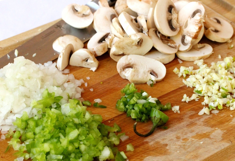 1. Этап. Томатно-мясной соус: Мелко рубим сельдерей, лук, чеснок, чили-перец и нарезаем пластинами шампиньоны.