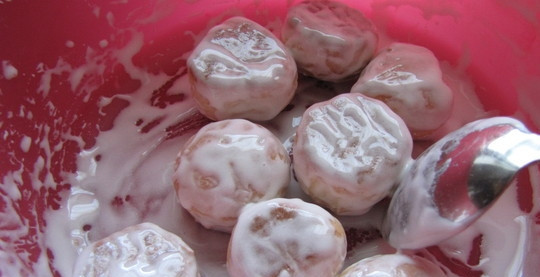 1. Этап. Творожные пряники: Приготовьте глазурь, в которой вы будете обмакивать пряники. Это совсем не сложно, достаточно просто взбить белок с сахарной пудрой до крепкой пены. Затем выложите пряники в миску с глазурью и хорошенько их в ней обваляйте.