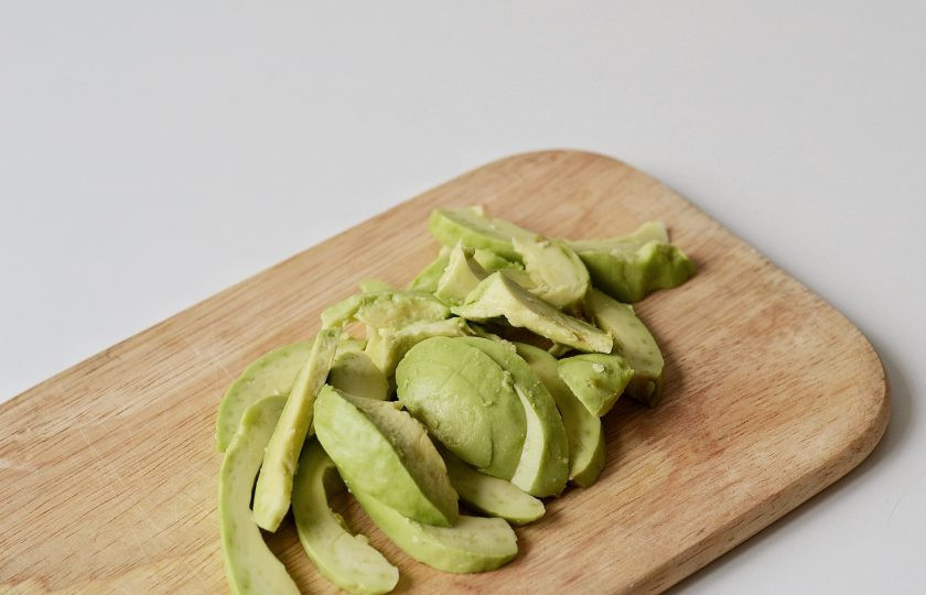 1. Этап. Салат с авокадо и имбирем: Авокадо очистите от кожуры, удалите косточку и нарежьте ломтиками.