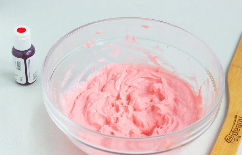 1. Этап. Лимонные кексики Розовые свинки: Пока выпекаются кексы подготовьте крем. Сыр взбейте с сахарной пудрой и одной каплей красного красителя. Сахарную пудру регулируйте по своему вкусу. Готовый крем накройте крышкой и уберите в холодильник.