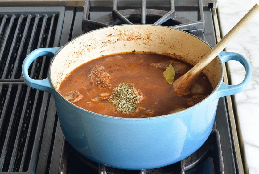 1. Этап. Жаркое из говядины с овощами: 8. Влейте воду, бульон и вино. Добавьте сахар и специи.