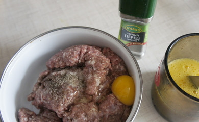1. Этап. Бризоль с сыром: Готовим фарш для бризолей. Перекрутить мясо через мясорубку, посолить и поперчить. Добавить 1 яйцо и хорошо перемешать. Оставшиеся яйца хорошо взбиваем с солью.