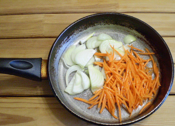 1. Этап. Картошка с солеными огурцами: 3. Отправляем овощи жариться на масле до готовности. Соль и специи по вкусу.