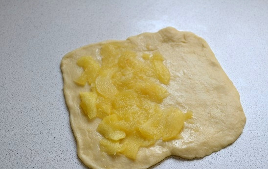 1. Этап. Яблочный торт с коричным кремом: Выложите тонким слоем начинку и аккуратно защипите края.